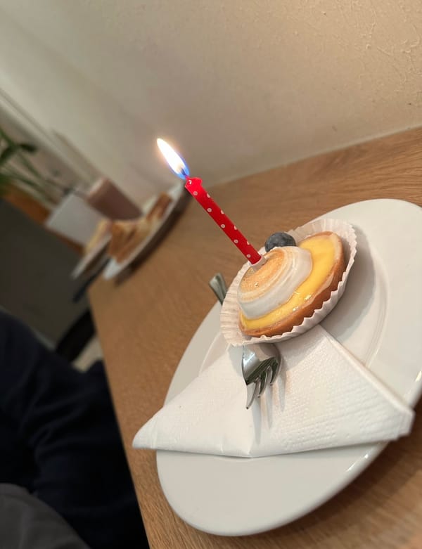 Cinematische Perfektion im Straßenverkehr mit Torte